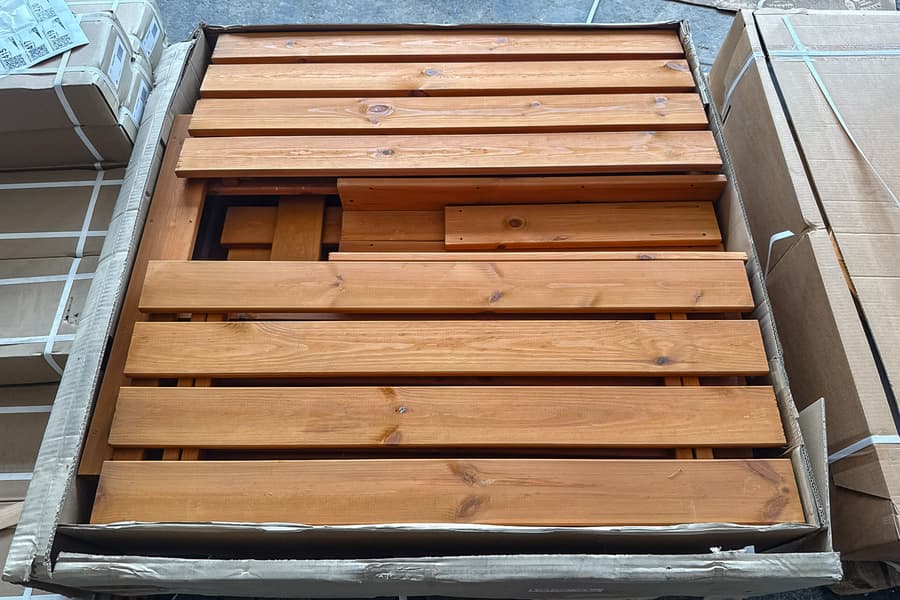 Karton mit Holzbaukomponenten